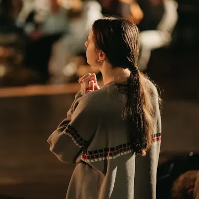 girl praying 
