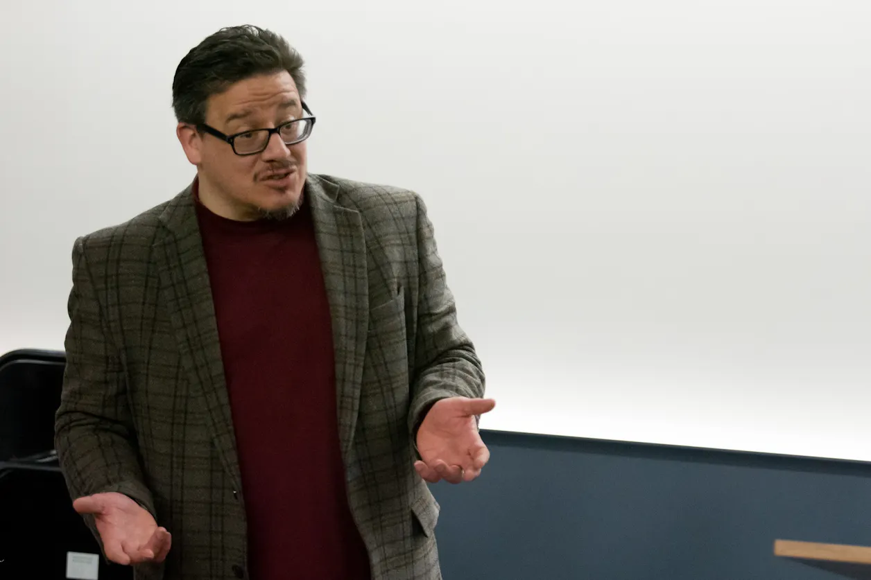 Professor of Biblical Studies Juan Hernández Jr. leads a Bethel Hispanic Pastors and Ministry Leaders Seminar on the Gospel of Mark.