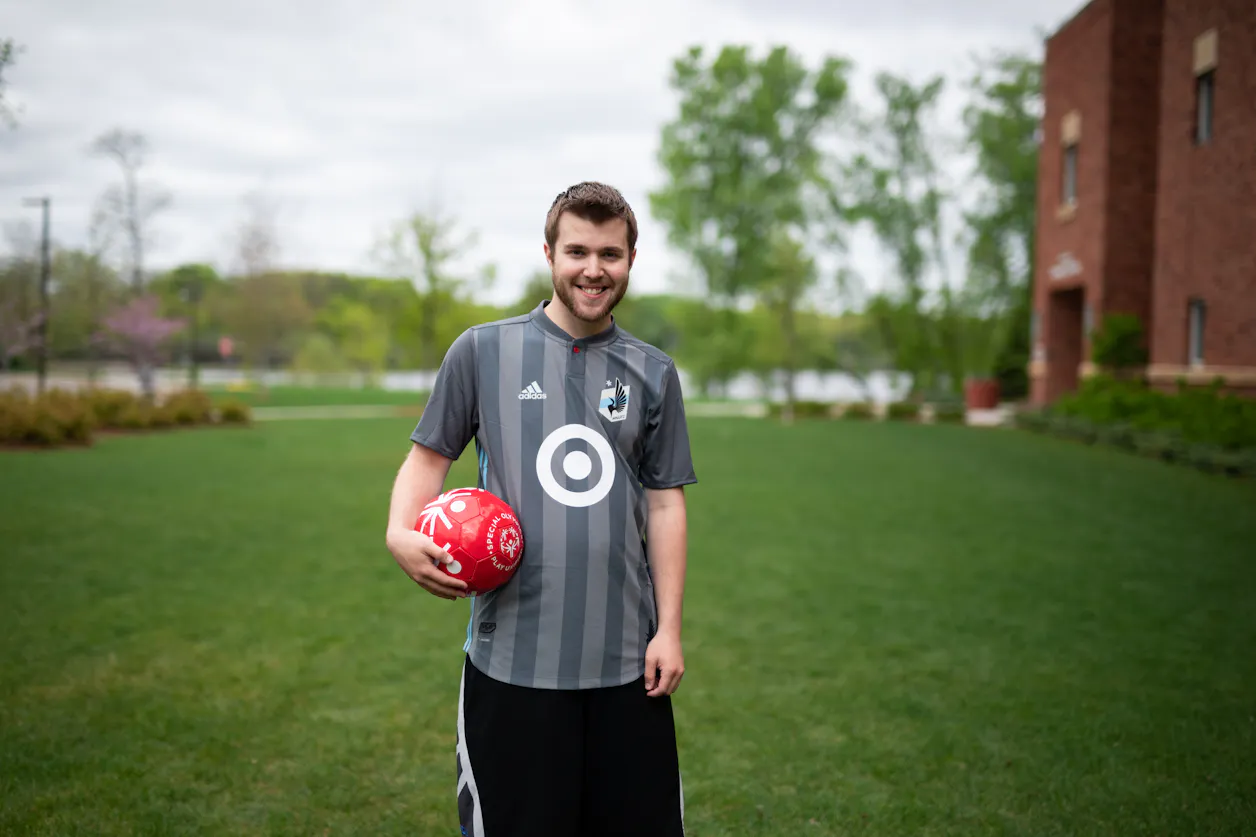 Tyler Sarff BUILD'19 outside Benson Great Hall at Bethel University