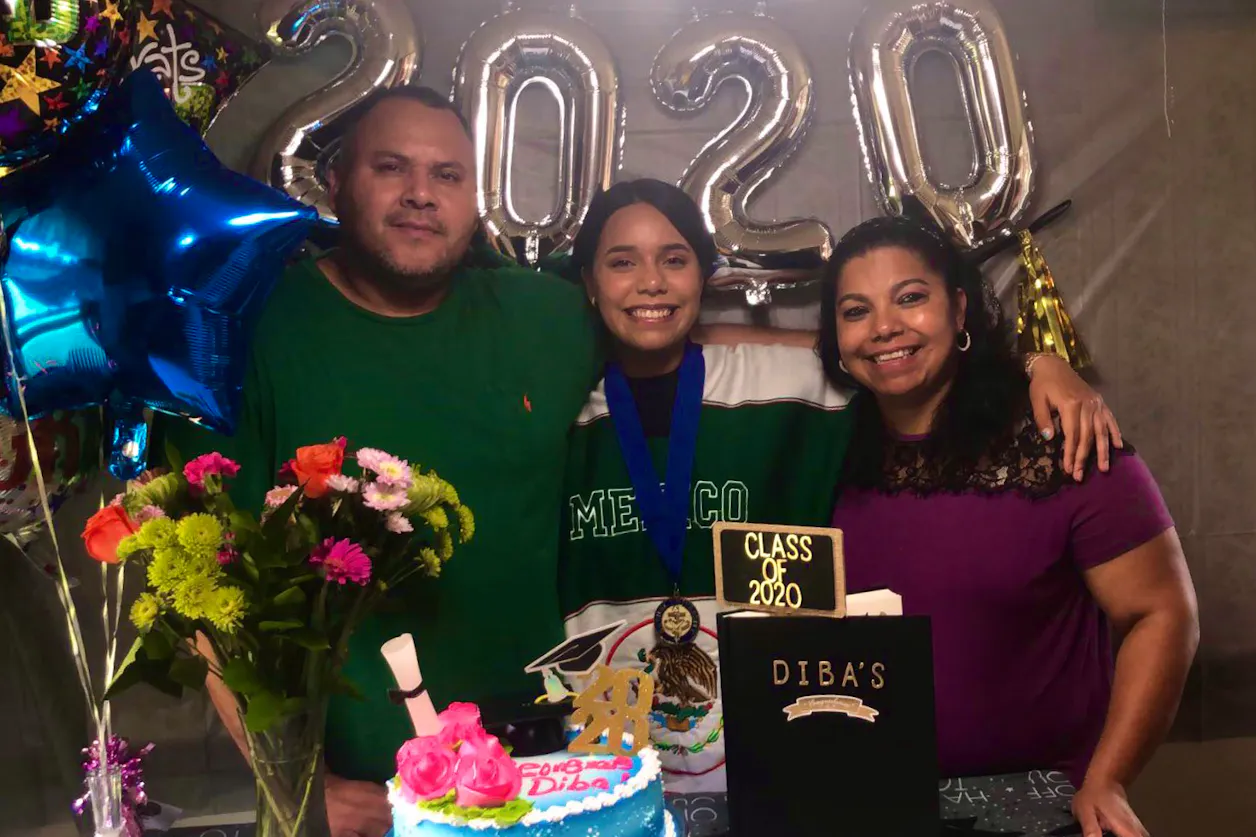 Diba Domínguez with her parents.