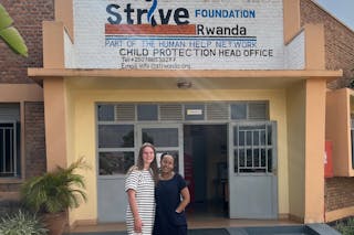 Alise Ostercamp在Straive Foundation卢旺达办事处外。
