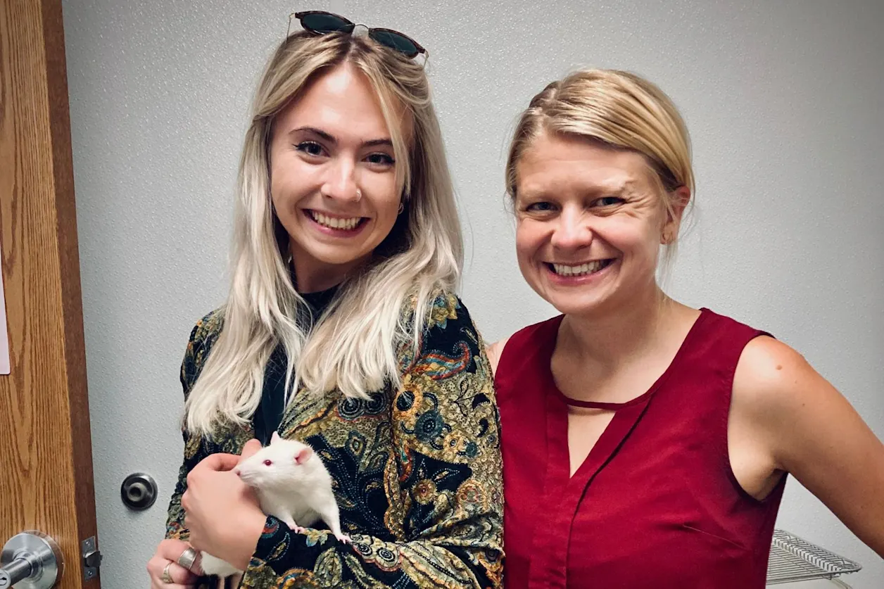 Student-faculty research team Paisley Buchanan '22 (left) and Assistant Professor of Psychology Rachel Anderson (right) thrived as recipients of a 2021-22 Edgren Scholarship. 