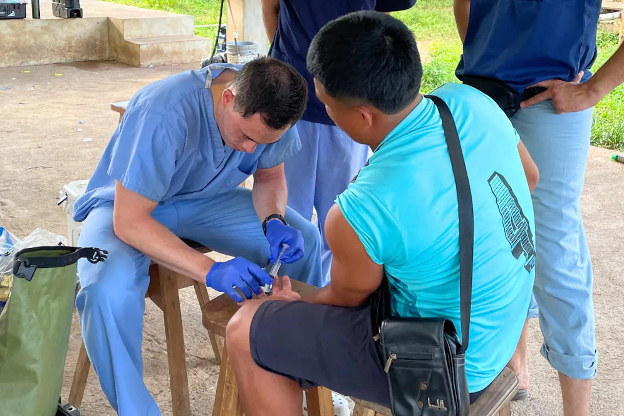 PA student Nate Chau treats a man's broken finger during a clinical rotation in Panama