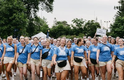 Welcome Week volunteers walk in a pack toward the camera