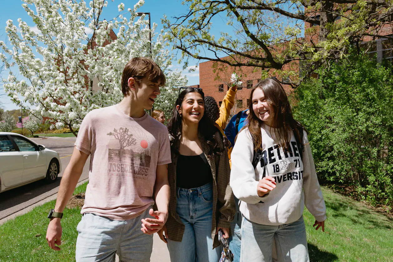 Students enjoy spring at Bethel University