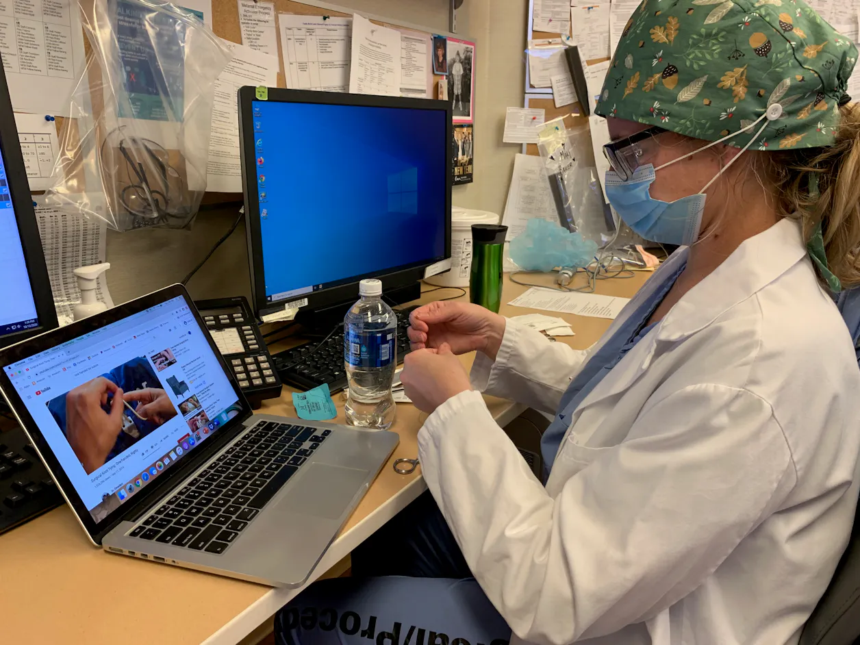 Kayla Puent GS'21 works on suturing techniques for Smith's class in 2021
