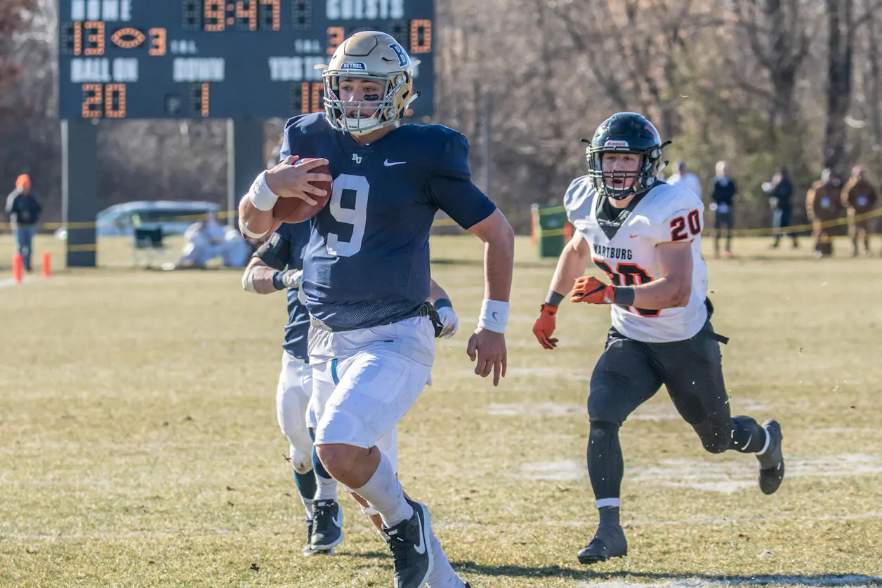 Quarterback Jaran Roste ’20 rushes the ball in the Bethel football team’s 41-14 win over Wartburg on Saturday. Roste ran the ball 10 times for 150 yards as the Royals racked up 387 rushing yards.