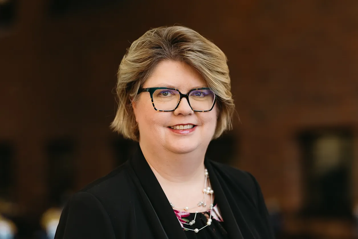 Robyn Rylaarsdam headshot