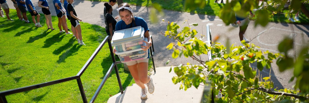 Students moving into campus